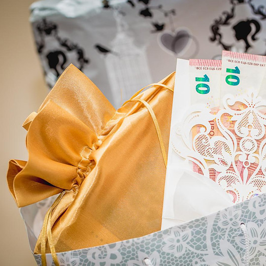 Stoffen zakken als alternatief voor het overhandigen van geld in een enveloppe